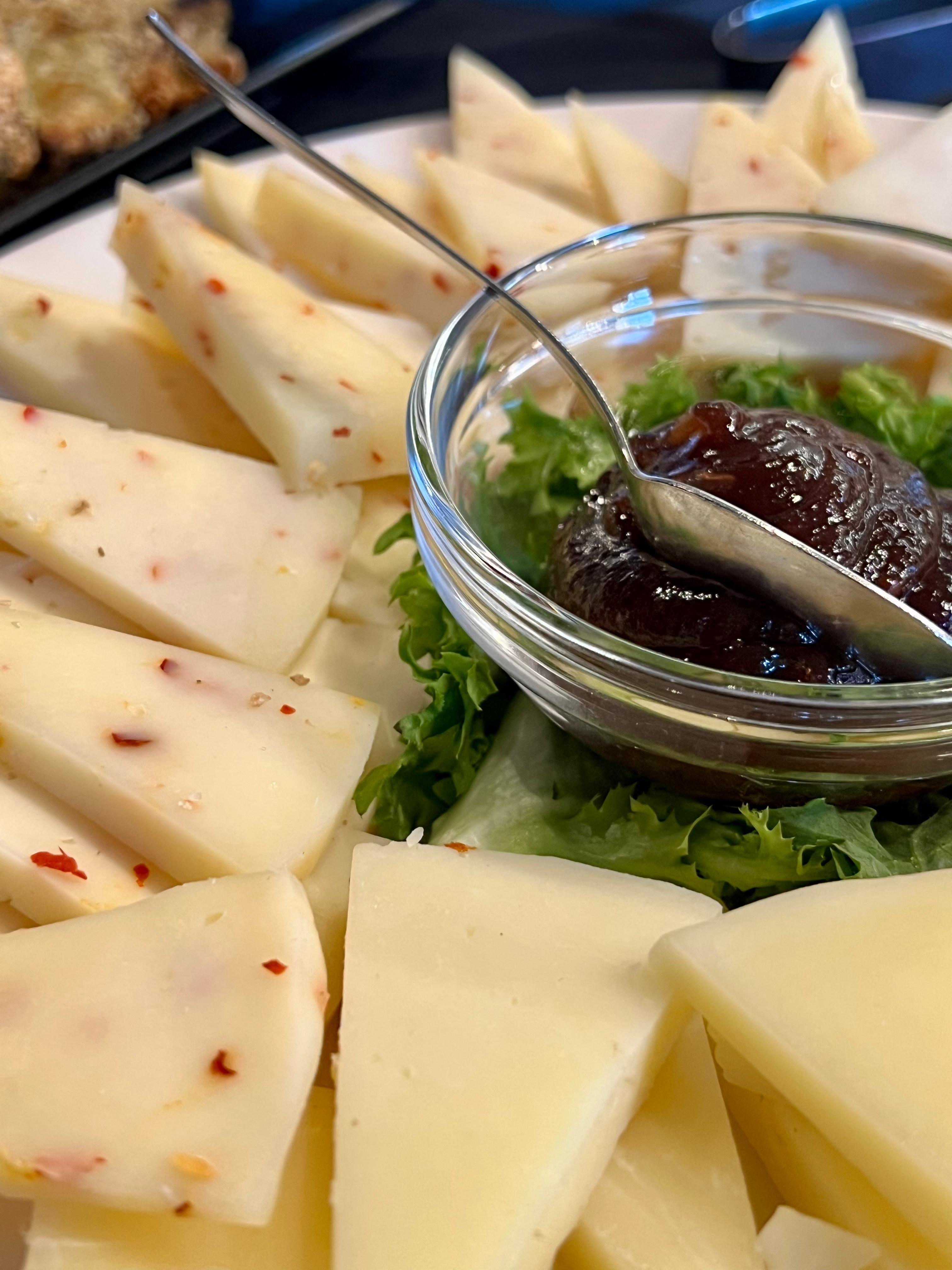 Tagliere e calici per l'aperitivo al 75 Emmelle di Pomezia