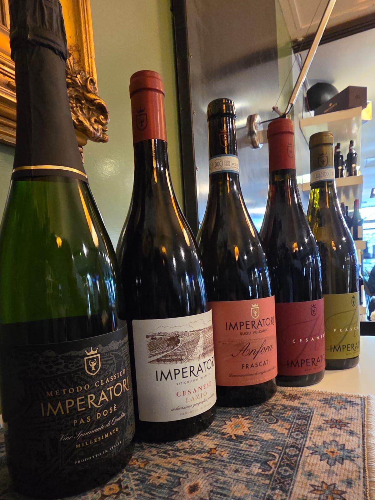 Selezione di bottiglie di vino dell'enoteca 75 Emmelle a Pomezia