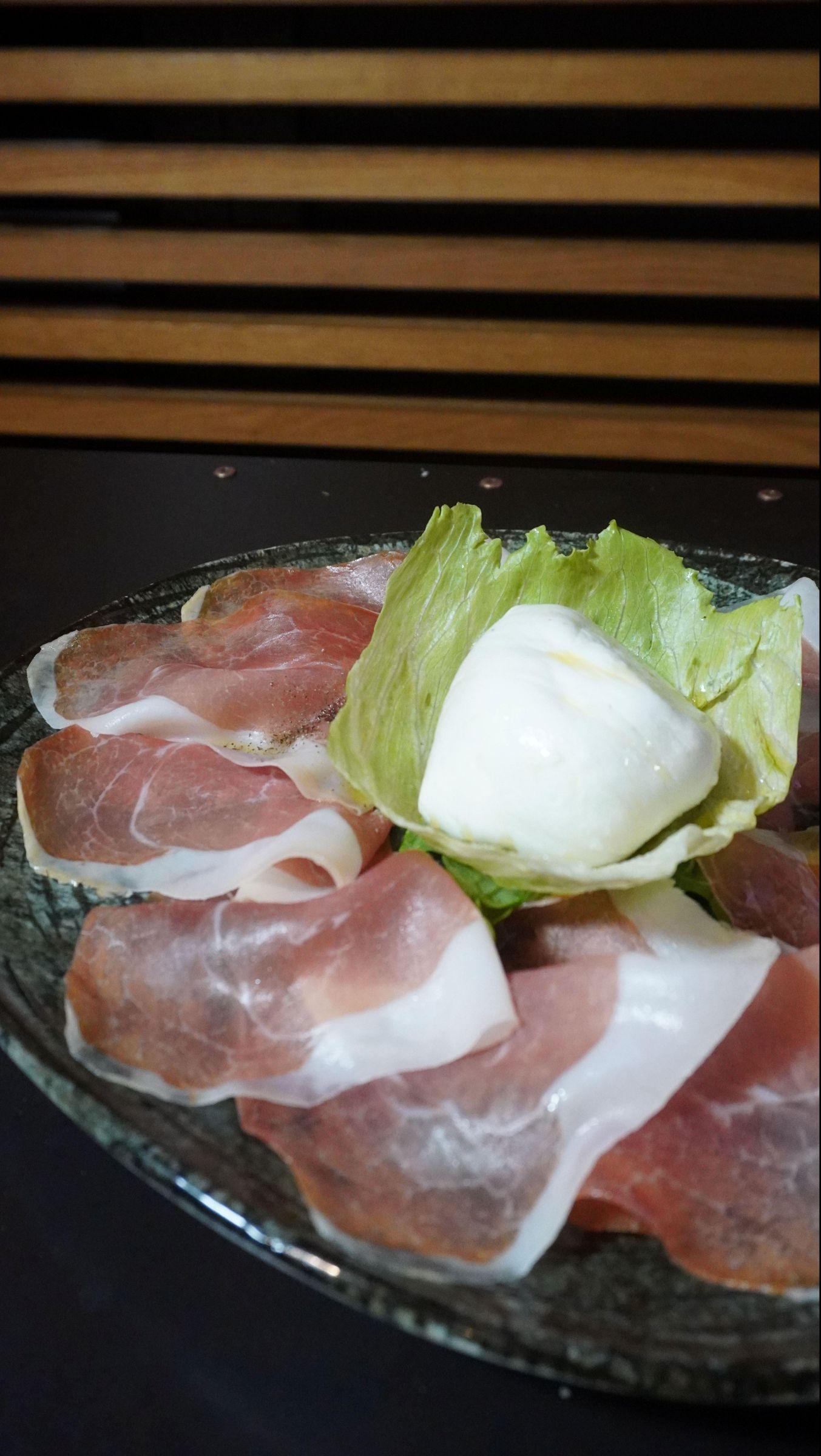Tagliere e vino per l'aperitivo al 75 Emmelle, a 10 minuti da Torvaianica